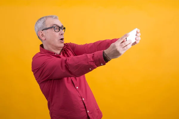 Ώριμος Άντρας Που Φτιάχνει Selfie Κινητό Τηλέφωνο — Φωτογραφία Αρχείου