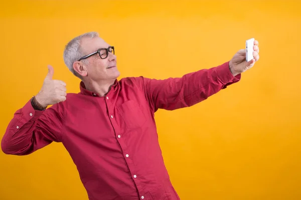 Ώριμος Άνδρας Που Παίρνει Selfie Κινητό Τηλέφωνο Και Κάνοντας Σημάδι — Φωτογραφία Αρχείου