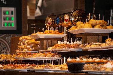 Donostia-San Sebastian, Bask Bölgesi 'ndeki bir barda nefis pintxolar.