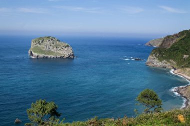 Kaya, deniz ve kıyı manzarası