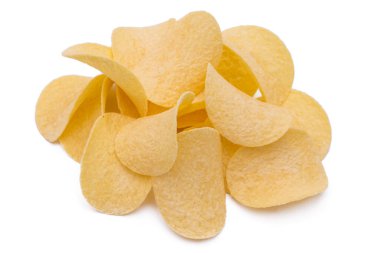 Dalgalı patates cipsleri beyaz üzerine izole edilmiş.