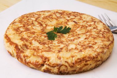 İspanyol omleti, tipik İspanyol yemeği.