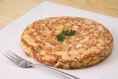 Yumurta ve patatesli omlet, tipik İspanyol omleti.