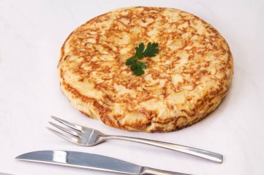 Yumurta ve patatesli omlet, tipik İspanyol omleti.