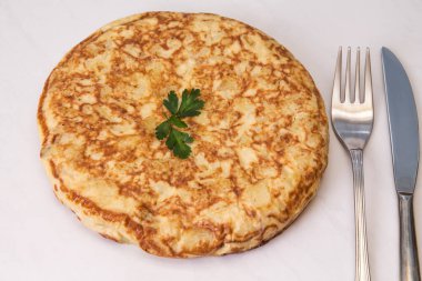 Yumurta ve patatesli omlet, tipik İspanyol omleti.