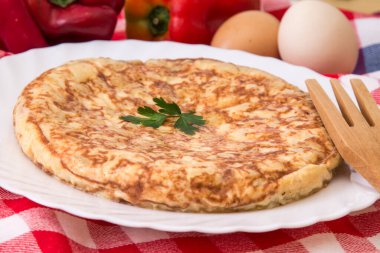 Yumurta ve patatesli omlet, tipik İspanyol omleti.
