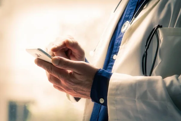 Γιατρός Που Χρησιμοποιεί Κινητό Τηλέφωνο Close View — Φωτογραφία Αρχείου