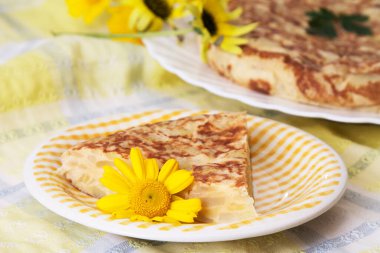 İspanyol patates omleti tabakta.