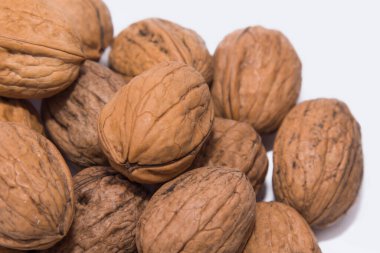 Beyaz üzerine izole edilmiş ceviz grubu