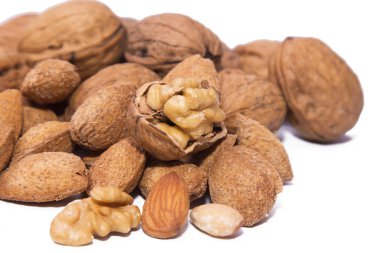 Ceviz ve fındık üzerinde beyaz izole