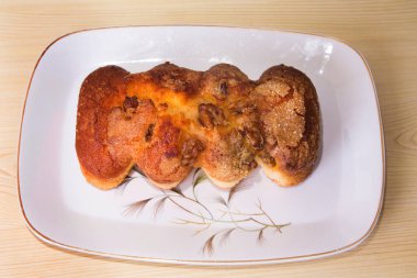 Köy tabaklarında sünger keki ve ceviz tatlısı