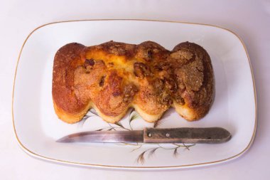 Köy tabaklarında sünger keki ve ceviz tatlısı