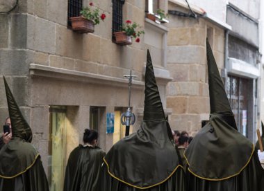 Galiçya, İspanya 18 Nisan 2019: Nasıralılarla ve onların kabadayılarıyla Hıristiyan Kutsal Haftası geçidi