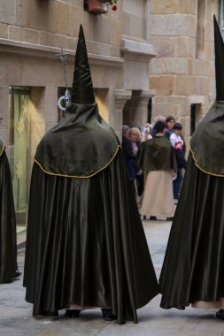 Galiçya, İspanya 18 Nisan 2019: Nasıralılarla ve onların kabadayılarıyla Hıristiyan Kutsal Haftası geçidi