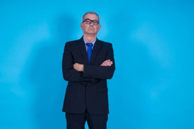 kollarını çapraz iş adamı