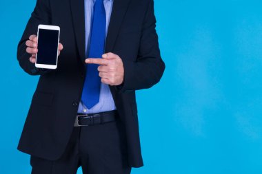 İş adamı cep telefonunu işaret ediyor