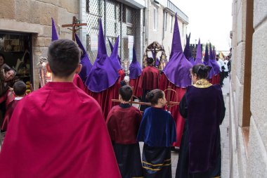Galiçya, İspanya 18 Nisan 2019: Nasıralılarla ve onların kabadayılarıyla Hıristiyan Kutsal Haftası geçidi