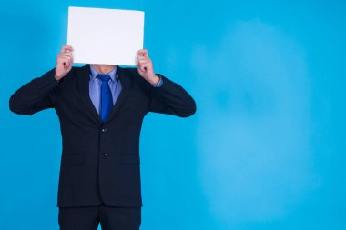 İş adamı posteri ya da afişi tutuyor