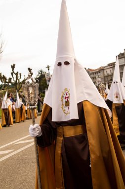 Galiçya, İspanya 18 Nisan 2019: Nasıralılarla ve onların kabadayılarıyla Hıristiyan Kutsal Haftası geçidi