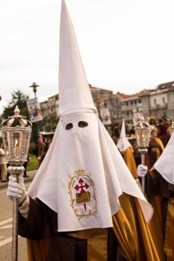 Galiçya, İspanya 18 Nisan 2019: Nasıralılarla ve onların kabadayılarıyla Hıristiyan Kutsal Haftası geçidi