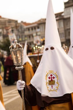 Galiçya, İspanya 18 Nisan 2019: Nasıralılarla ve onların kabadayılarıyla Hıristiyan Kutsal Haftası geçidi