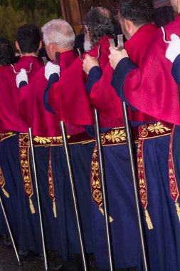 Galiçya, İspanya 18 Nisan 2019: Bakire Haftası 'nda Costaleros' un şehrin sokaklarından geçişi