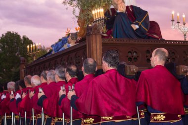 Galiçya, İspanya 18 Nisan 2019: Bakire Haftası 'nda Costaleros' un şehrin sokaklarından geçişi