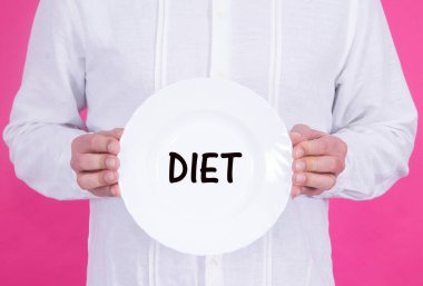 Boş tabağı, diyeti ve zayıflama konsepti olan bir adam.