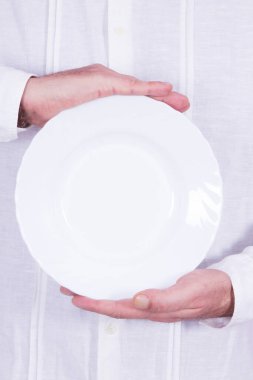 Boş tabağı, diyeti ve zayıflama konsepti olan bir adam.