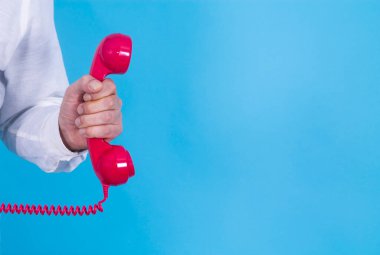 Kablosu olan klasik kırmızı bir telefon.