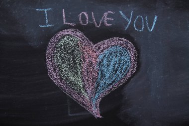 Karatahtaya mavi boya kalemi çizilmiş.