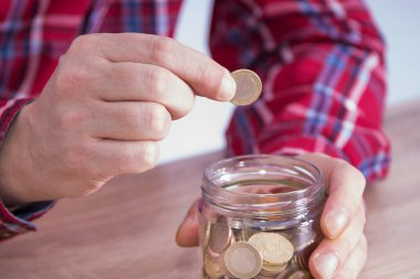 Cam sürahiye, ekonomi, tasarruf ve finans kavramına el koymak