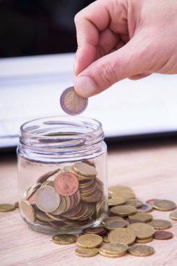 Cam sürahiye, ekonomi, tasarruf ve finans kavramına el koymak