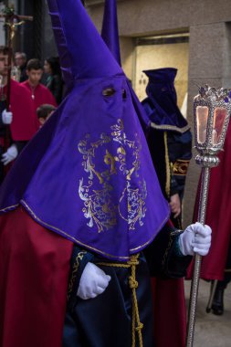 Galiçya, İspanya 18 Nisan 2019: Nasıralılarla ve onların kabadayılarıyla Hıristiyan Kutsal Haftası geçidi