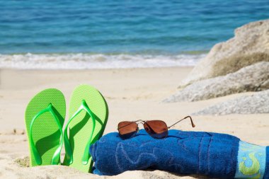 Terlik, havlu ve güneş gözlüğü, yaz tatili konsepti.