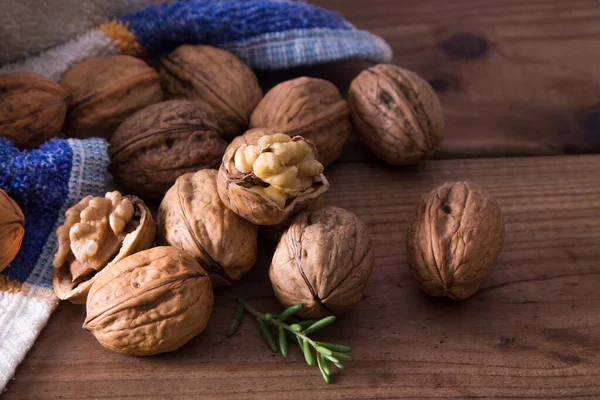 Gruppo Noci Frutta Secca Legno — Foto Stock