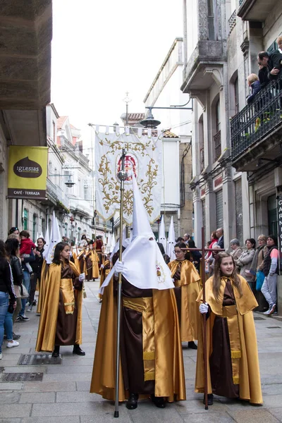 Galiçya, İspanya 18 Nisan 2019: Nasıralılarla ve onların kabadayılarıyla Hıristiyan Kutsal Haftası geçidi