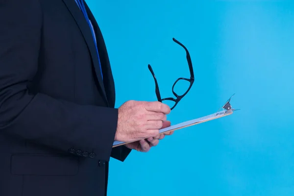 Hombre Negocios Con Documentos Gafas Mano —  Fotos de Stock