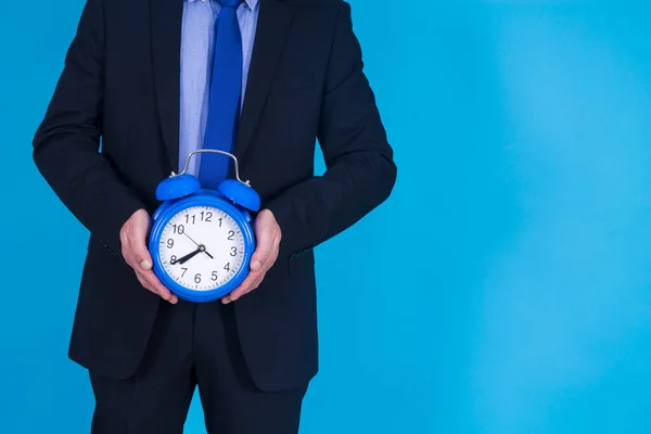 Geschäftsmann Hält Wecker Der Hand — Stockfoto