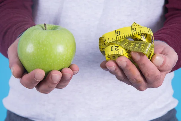 Hombre Con Manzana Cinta Métrica Mano Concepto Dieta Salud —  Fotos de Stock