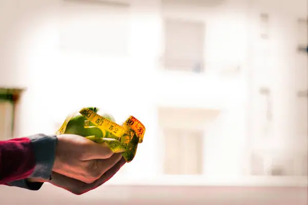 Mãos Com Fita Métrica Maçã Dieta Conceito Saúde — Fotografia de Stock