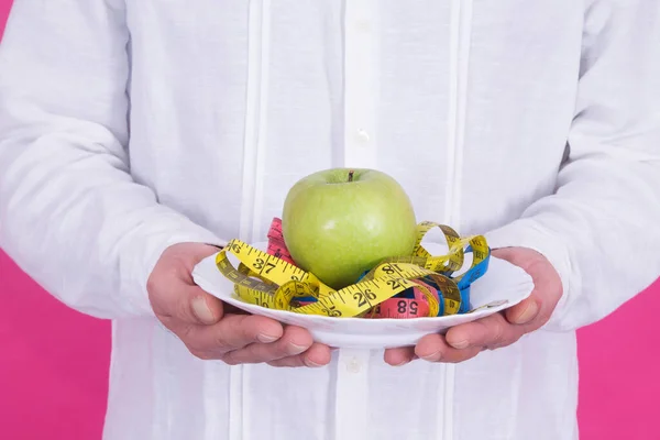 Ręce Trzymając Płytkę Miarą Taśmy Jabłko Dieta Koncepcja Zdrowia — Zdjęcie stockowe