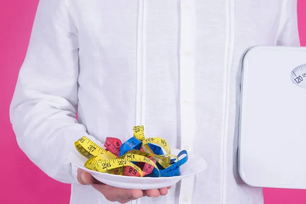 Człowiek Gospodarstwa Płyta Kolorowych Środków Biurokratycznych Skali Dieta Koncepcja Zdrowia — Zdjęcie stockowe