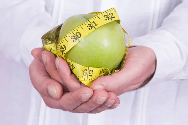 Ręce Trzymające Taśmę Pomiarową Jabłko Dieta Koncepcja Zdrowia — Zdjęcie stockowe