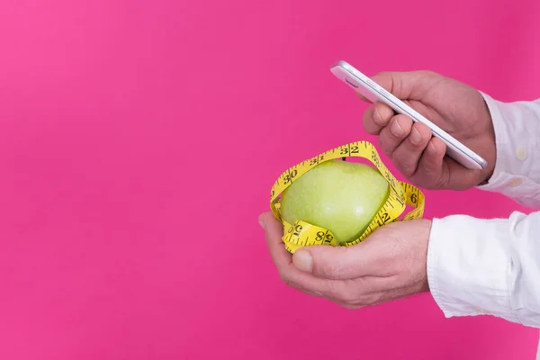 Hombre Con Teléfono Móvil Una Mano Cinta Métrica Con Manzana —  Fotos de Stock