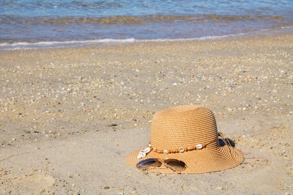 Chapeau Lunettes Soleil Accessoires Plage Pour Protection Solaire Sur Sable — Photo