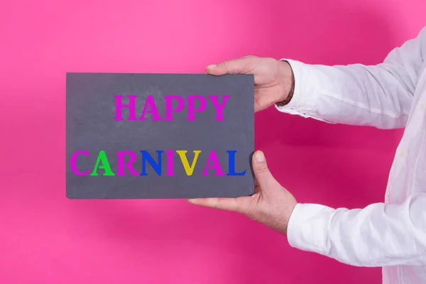 Κρατώντας Αφίσα Καρναβαλιού Ευτυχισμένο Πάρτι Καρναβαλιού — Φωτογραφία Αρχείου