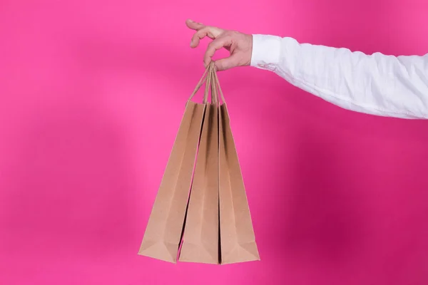 バッグを手にした男ショッピングのコンセプト — ストック写真