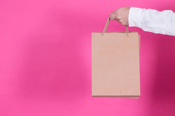 Hombre Sosteniendo Bolsa Marrón Reciclado —  Fotos de Stock