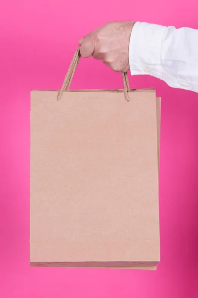 買い物袋を持った男とショッピングのコンセプト — ストック写真